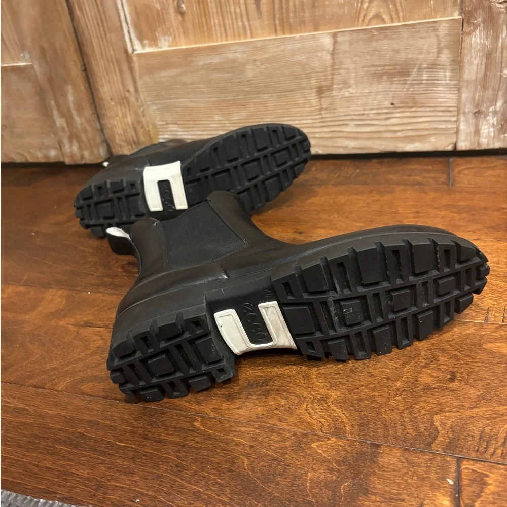 Ecco Black Leather Pull On Chelsea Ankle Boots